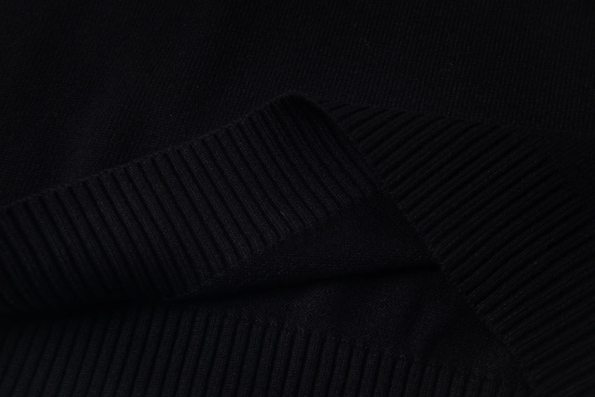 P260 model number: G801 Chrome Hearts new cross knitted jacquard appliqué embroidered round neck sweatshirt 1️⃣ Purchase the original version, containing 20% ​​wool. The item is made of custom-dyed and custom-spun yarn. It is heavy enough and thick enough to feel heavy in the hand. The workmanship details are perfectly controlled, and the upper body effect is also very comfortable! 2️⃣ It is very youthful and energetic, and can be easily worn by both men and women. It is very in line with the fashion aesthetic concepts of today's young people, creating a casual and lazy fashion tone. It is a must-have for couples in autumn and winter! 3️⃣ Complete accessories, same style for men and women. Color: black, white Size: S, M, L